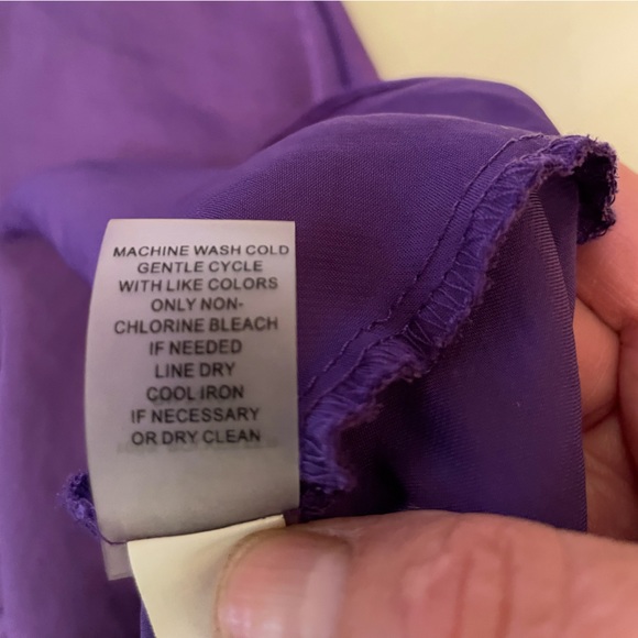 🦋 2 / $27 🦋Spense Medium Dark Purple flowy top. Curved hemline /petal shapes. - Picture 5 of 8